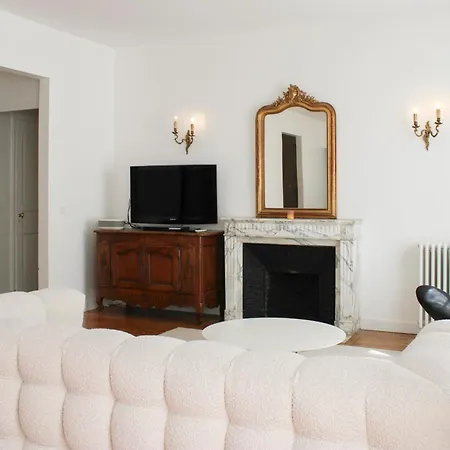 80 M 16 Air-conditioned Bedroom Paris