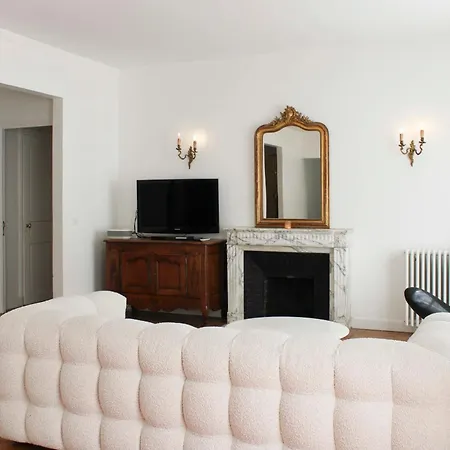 80 M 16 Air-conditioned Bedroom Apartment