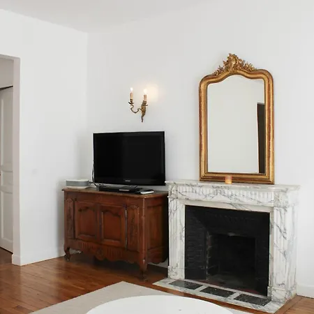 80 M 16 Air-conditioned Bedroom *