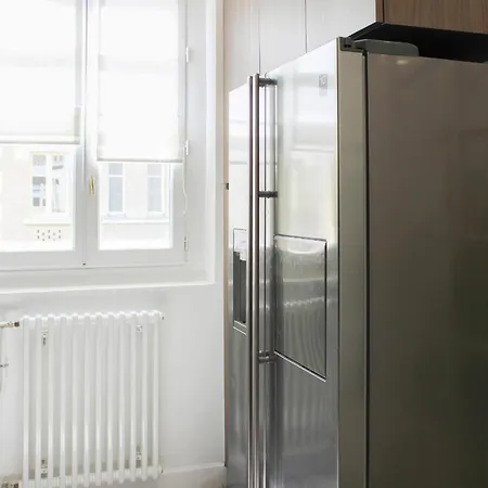 80 M 16 Air-conditioned Bedroom Apartment