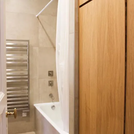 80 M 16 Air-conditioned Bedroom *